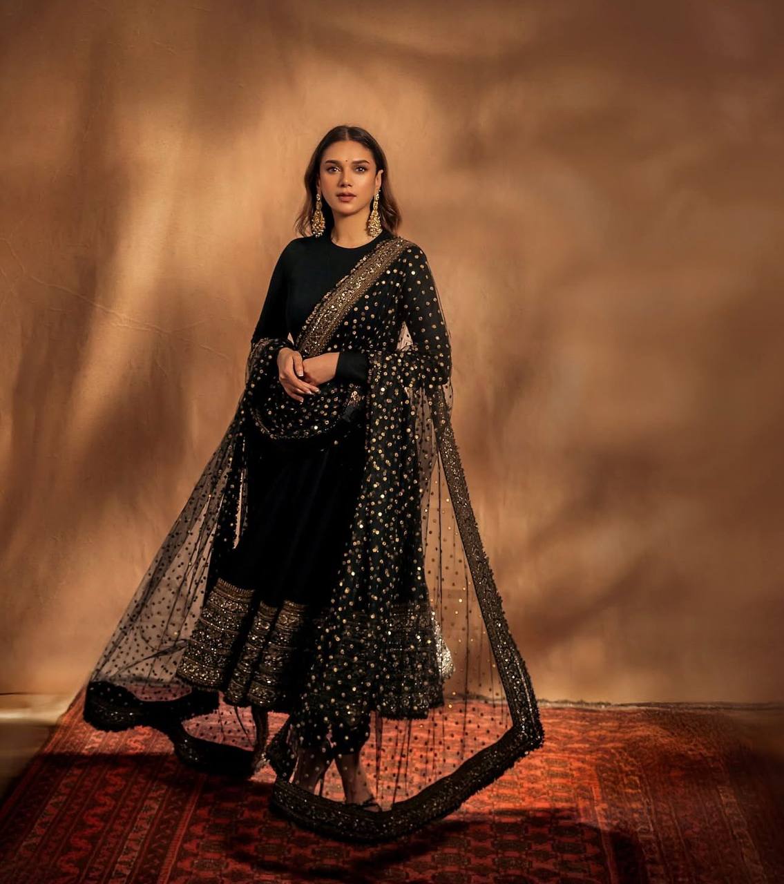 BLACK COLOR TRENDING GOWN