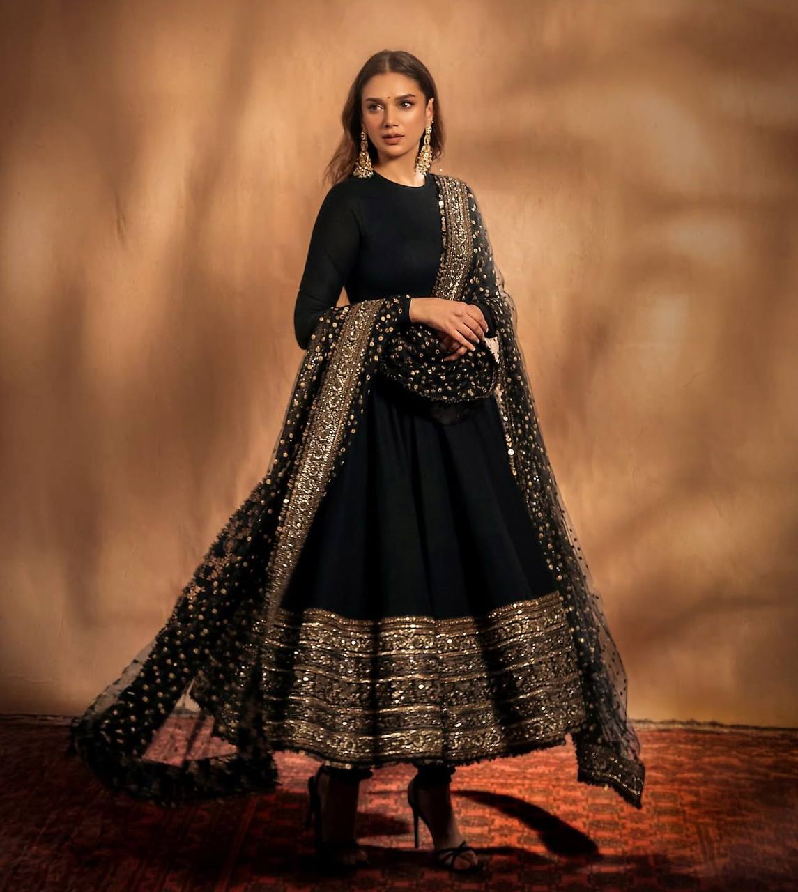 BLACK COLOR TRENDING GOWN