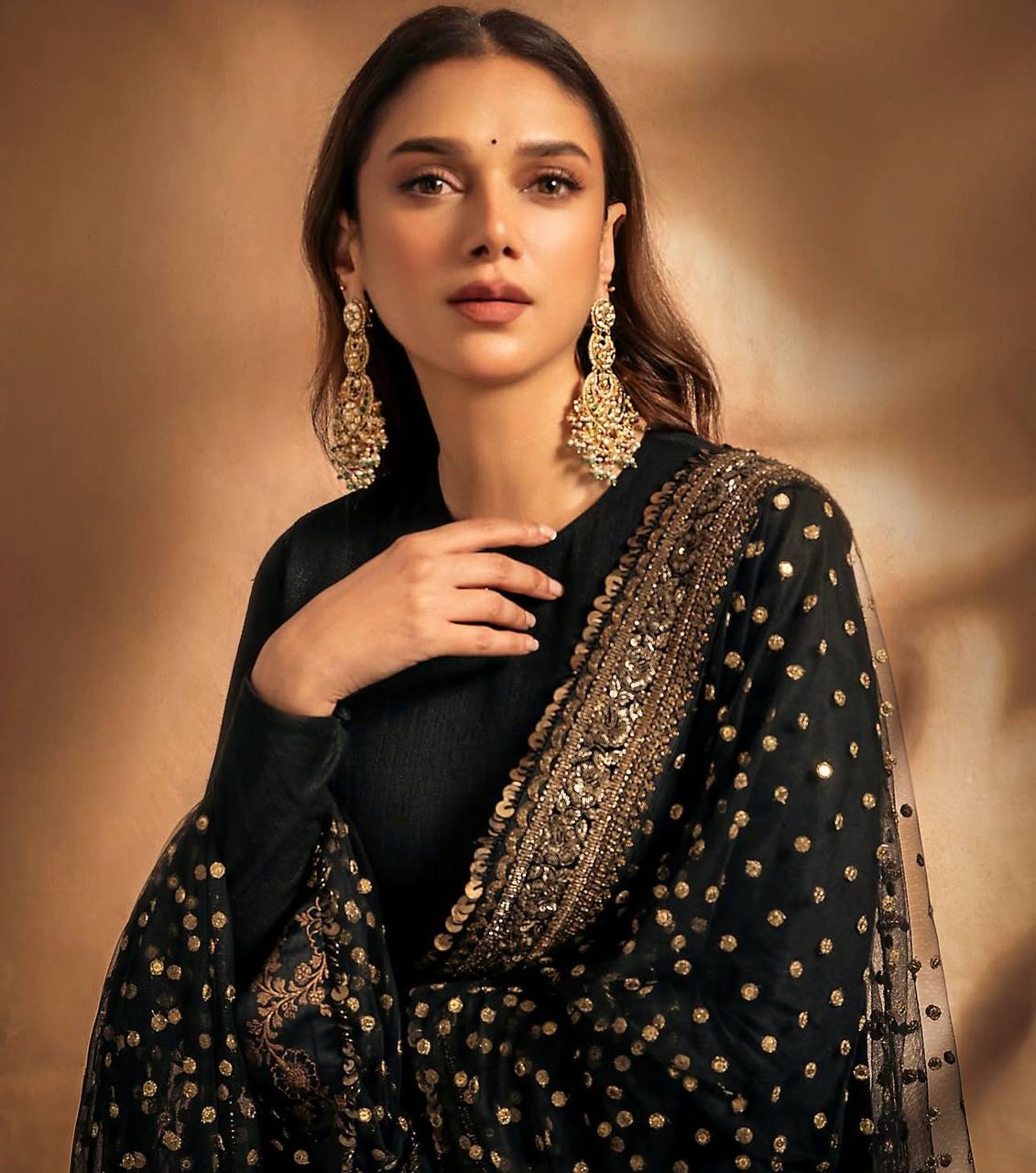 BLACK COLOR TRENDING GOWN